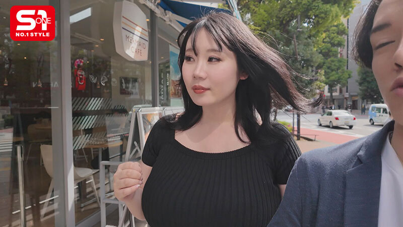 【ハイビジョン】 街行く男の視線を独占する 10度見級Kカップのエッロい女を連れて デカ乳露出街ぶらりした後ホテルに入って即ハメSEXしたくない？ みなみ羽琉 (sone00978)