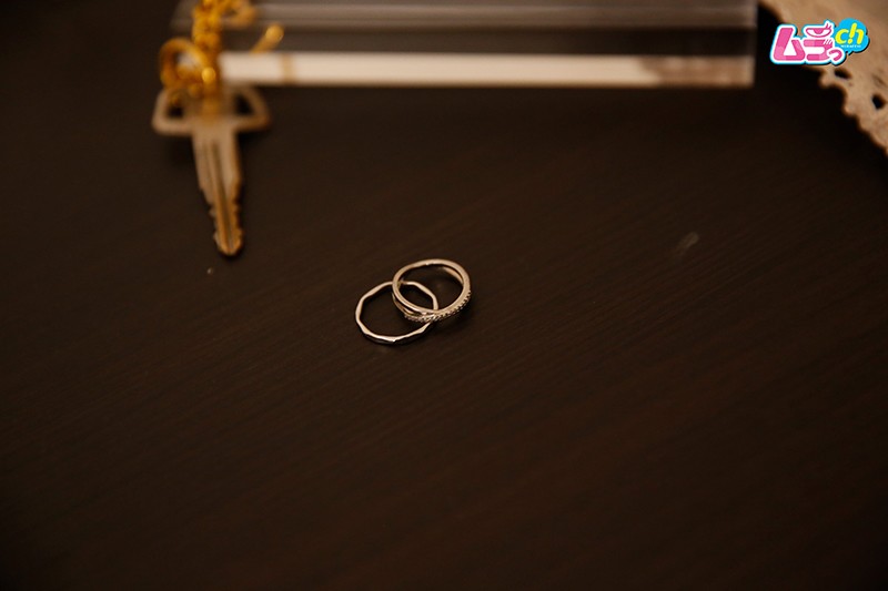 【単体作品】 旦那と電話しながらも不貞セックスに激しく乱れるW不倫の昼下がり (h_1534grmr00036)