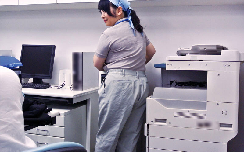 【ハイビジョン】 掃除婦のおばさんにわざと勃起したチ●ポを見せて「手コキだけでも…？」とお願いしたら、どんな結末が…！！？4時間 (dbnk00101)の画像