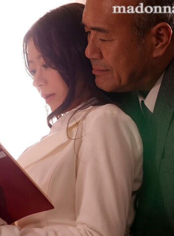 人妻秘書、汗と接吻に満ちた社長室中出し性交 恵まれ過ぎた‘神’新人、遂に≪中出し≫解禁！！ 篠原いよ
