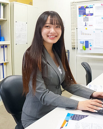 【ケツずりセクハラ】残業中のオフィスで二人きり、無自覚ムチパツ尻挑発してしまい中年スケベ部長に渋硬ち○ぽでしつこく擦りつけぶっかけ射精される新人デカ尻部下OL 花守夏歩