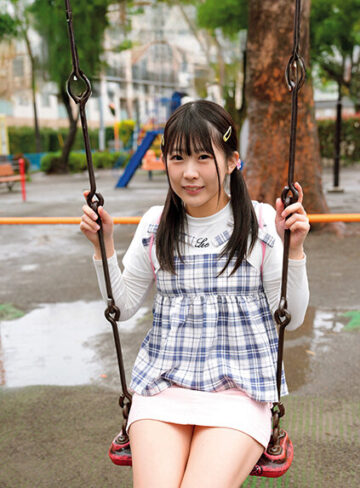 小さなカラダの女の子を連れ込みパンツを脱がせて幼膣パイパンマ●コにデカチン捻じ込み中出し放題！